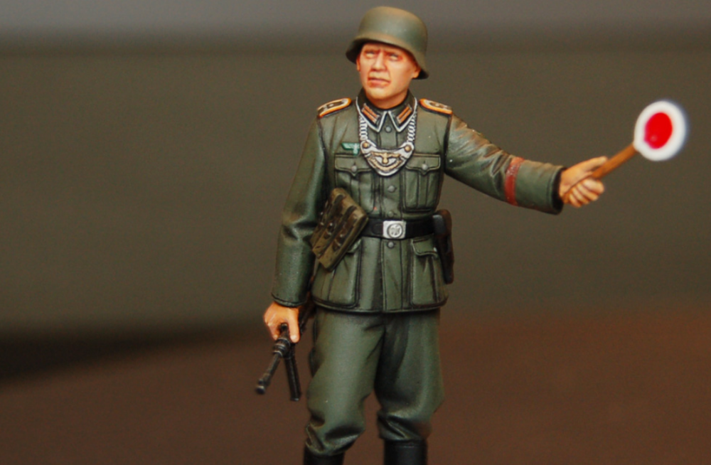 二战时,德国士兵胸前的金属牌是干啥的?不少军官见了都害怕
