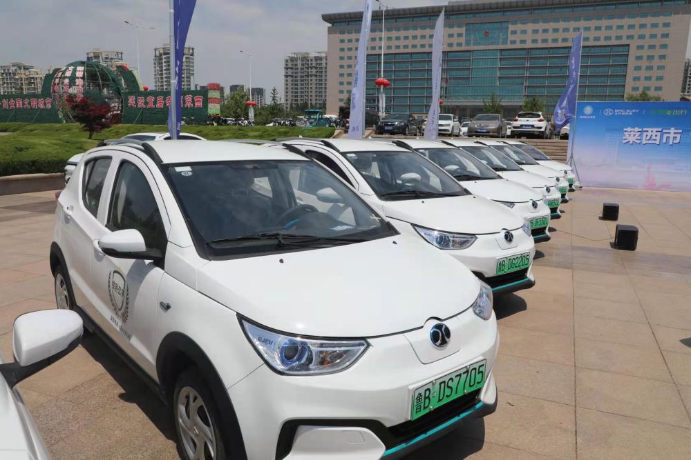 启动仪式有50辆北汽新能源青岛分公司生产的ec3纯电动车交付使用