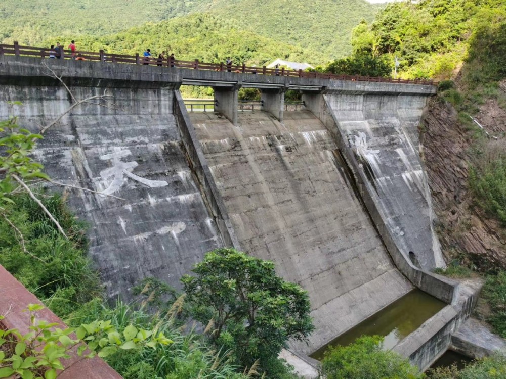 东莞清溪银瓶山森林公园山顶上有一个天池,今天带你们