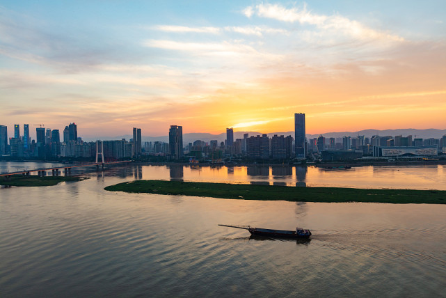 江西南昌:赣江两岸夕照流光溢彩