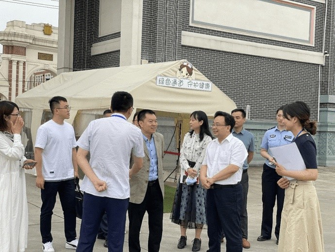 成都市教育局副局长沈鹏一行莅临安仁镇学校检查指导工作