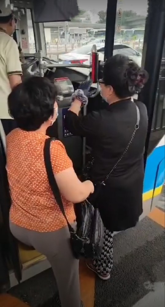 上海大妈公交车上拒戴口罩,还称自己是美国人