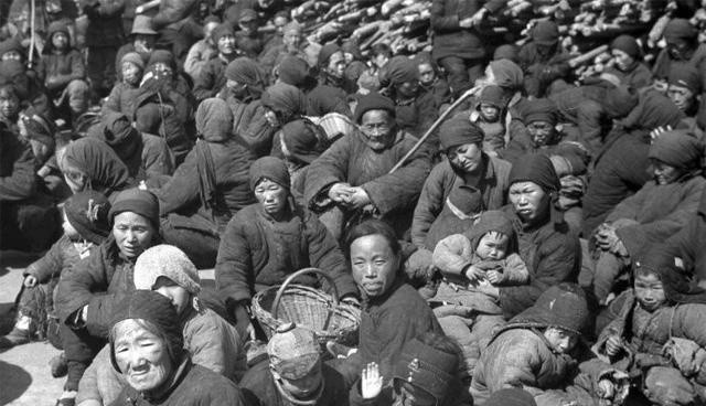 1942年河南大饥荒:妇女们为了让孩子活命,主动将自己
