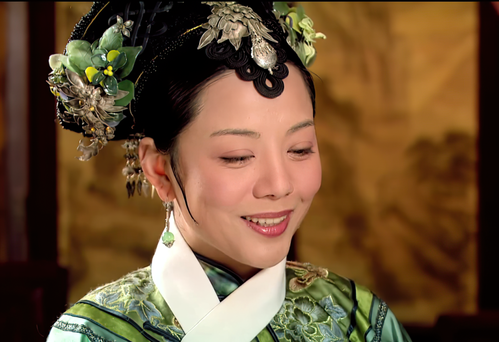甄嬛传:都是嫔位,为何只敬嫔能和皇后戴同款旗头?小心思太明显