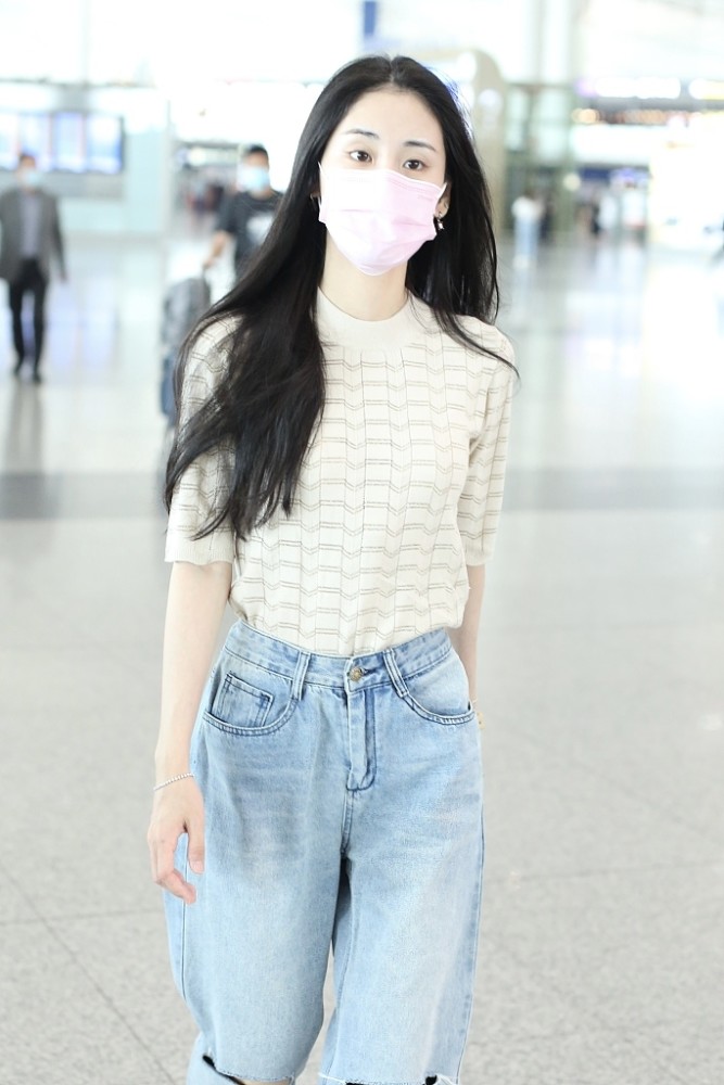 张碧晨街拍:淡黄色五分袖针织衫破洞牛仔裤 亮面厚底鞋尽显女神气质