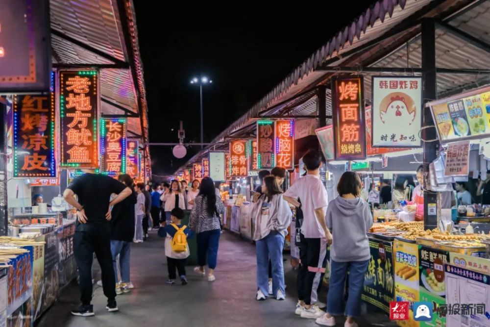 早在下午五点,太阳还悬挂在半空,日照大学城夜市的小摊贩们便已经骑着