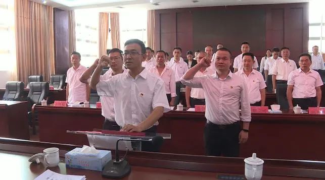 决定接受黄明勇同志辞去县人民政府县长职务.