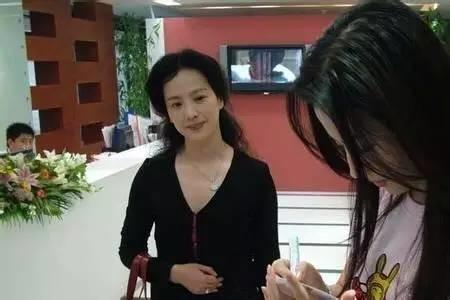 刘亦菲62岁母亲近照曝光,为了女儿放弃事业和婚姻,今美貌不再