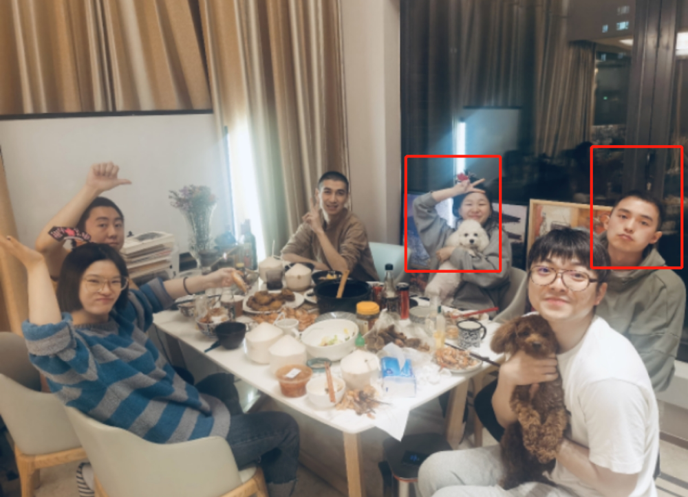 金靖也曾在社交平台上晒出舒奕橙与自己好友们一起的合照,看来两人