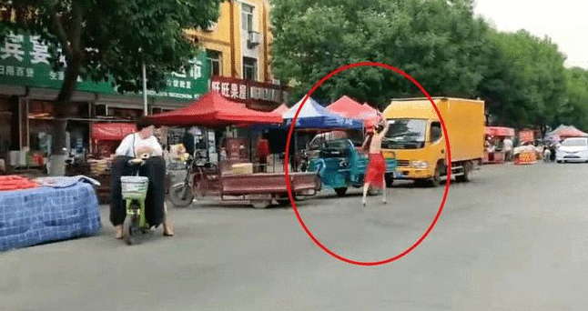 河北 保定街头这一女子看呆路人!