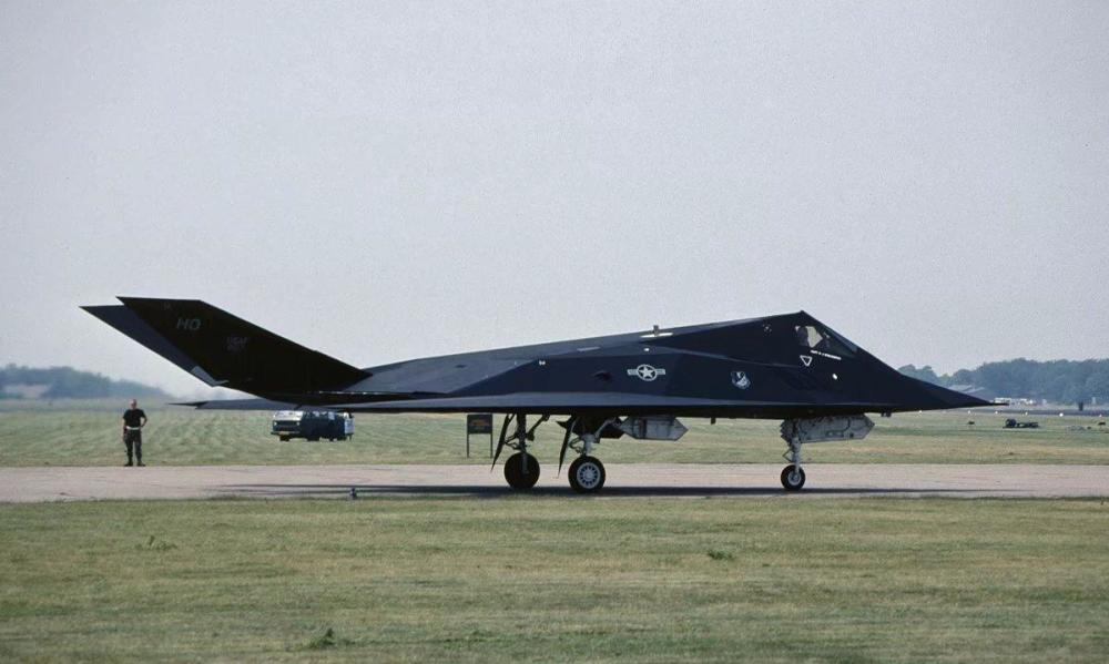"黑色幽灵"f-117隐形战斗轰炸机为何在最辉煌时退役?