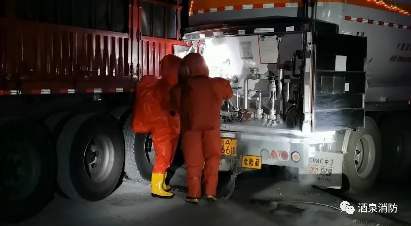 救援一线速递 | 甘肃酒泉:天然气加气站门口两车追尾致天然气泄漏