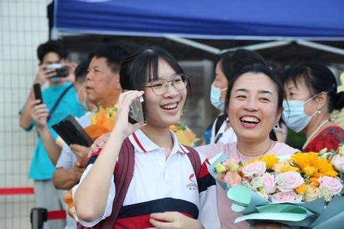 家长和考生都很开心珠海市第一中学高二学生李子桓拿着kt板来到学校