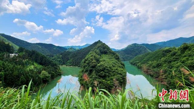 常宁市塔山瑶族乡蒲竹村青山碧水相互映衬. 周秀鱼春 摄