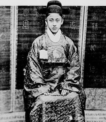 被嫌弃的庶出子 1877年3月30日,朝鲜国王高宗李熙第五子李堈出生.