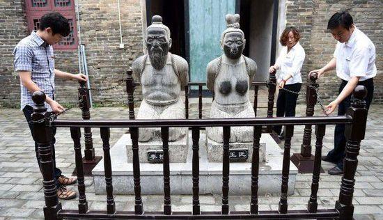 甚至有的子孙杨言不管花大代价也要将秦桧的跪像拆除,对此,文物局开始