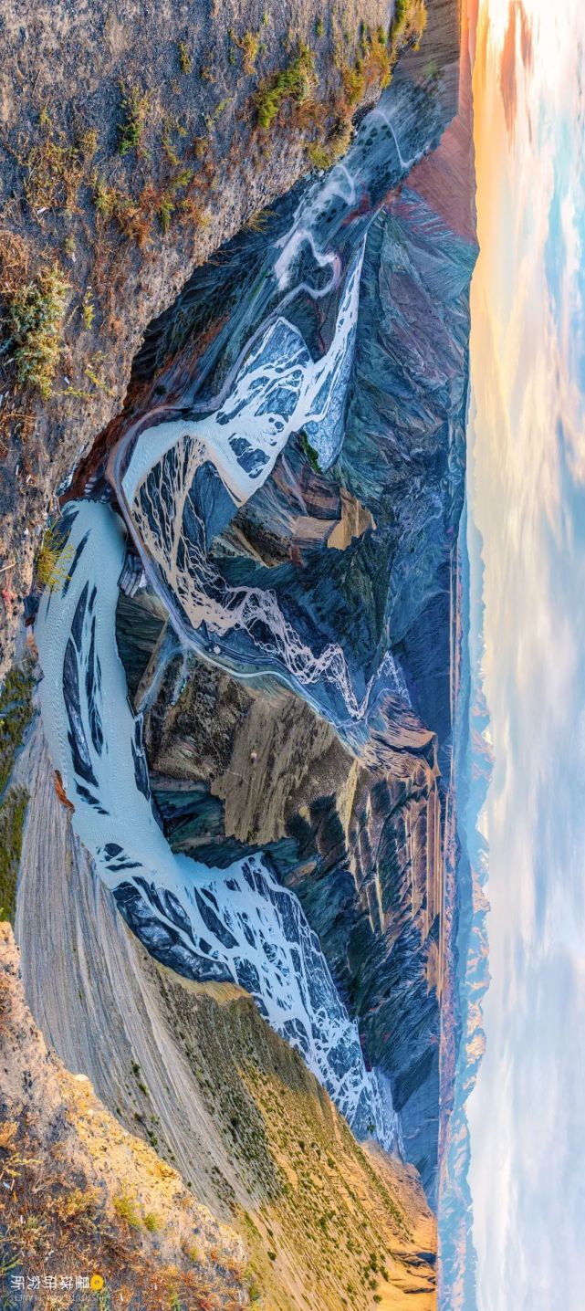 将泥沙堆积在山麓 形成连绵的冲积扇群 (新疆天山的雪山,冰川,沟谷