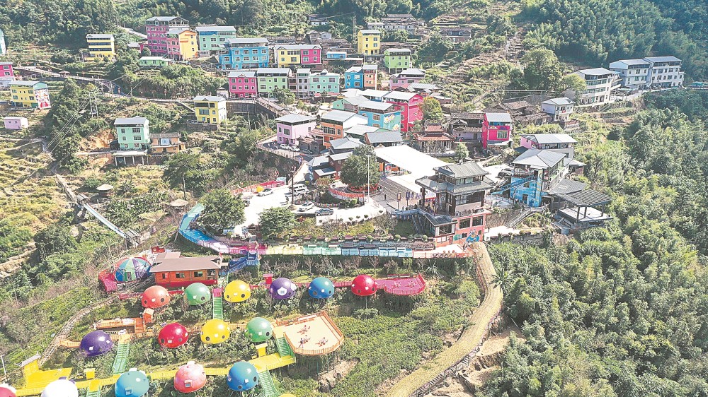 华安官畲村充分挖掘畲族文化,已成旅游热门景点.黄建和 摄