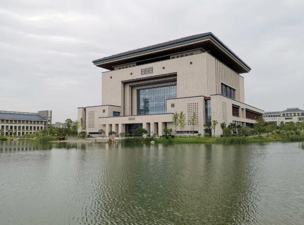 武汉学院的建设,以一己之力先后投入资金20多亿元,也请来中国工程院