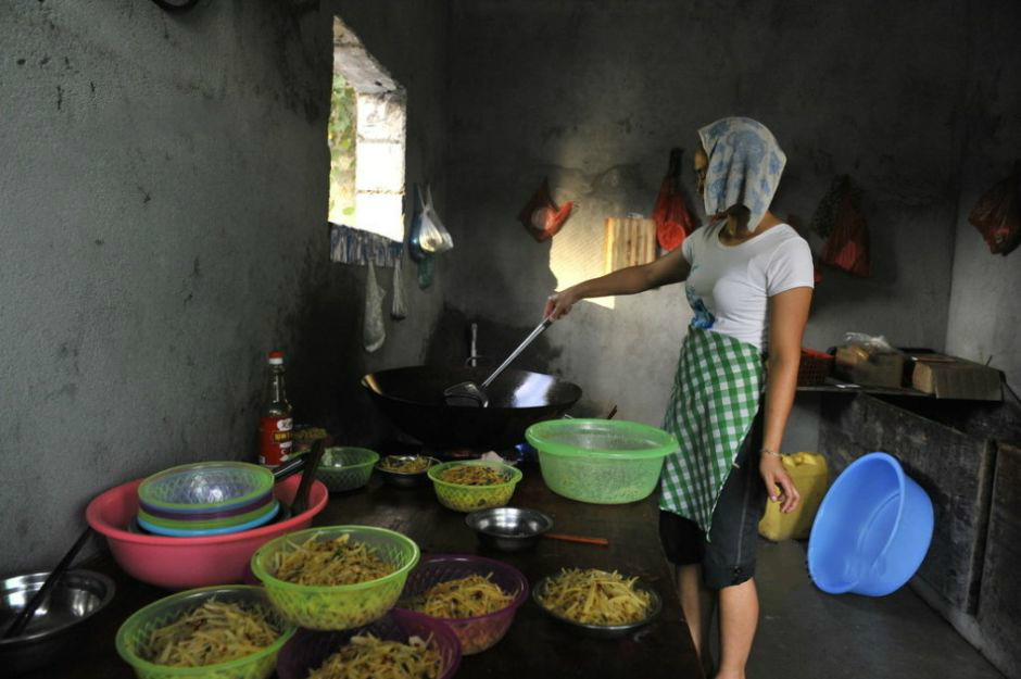 实拍工地里的女农民工:为了生活迫不得已,有些时候很尴尬