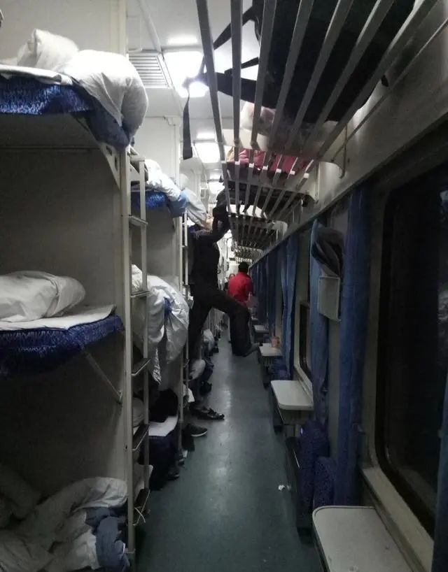 去时只买到一个火车中铺,爬上爬下都需要别人帮忙.