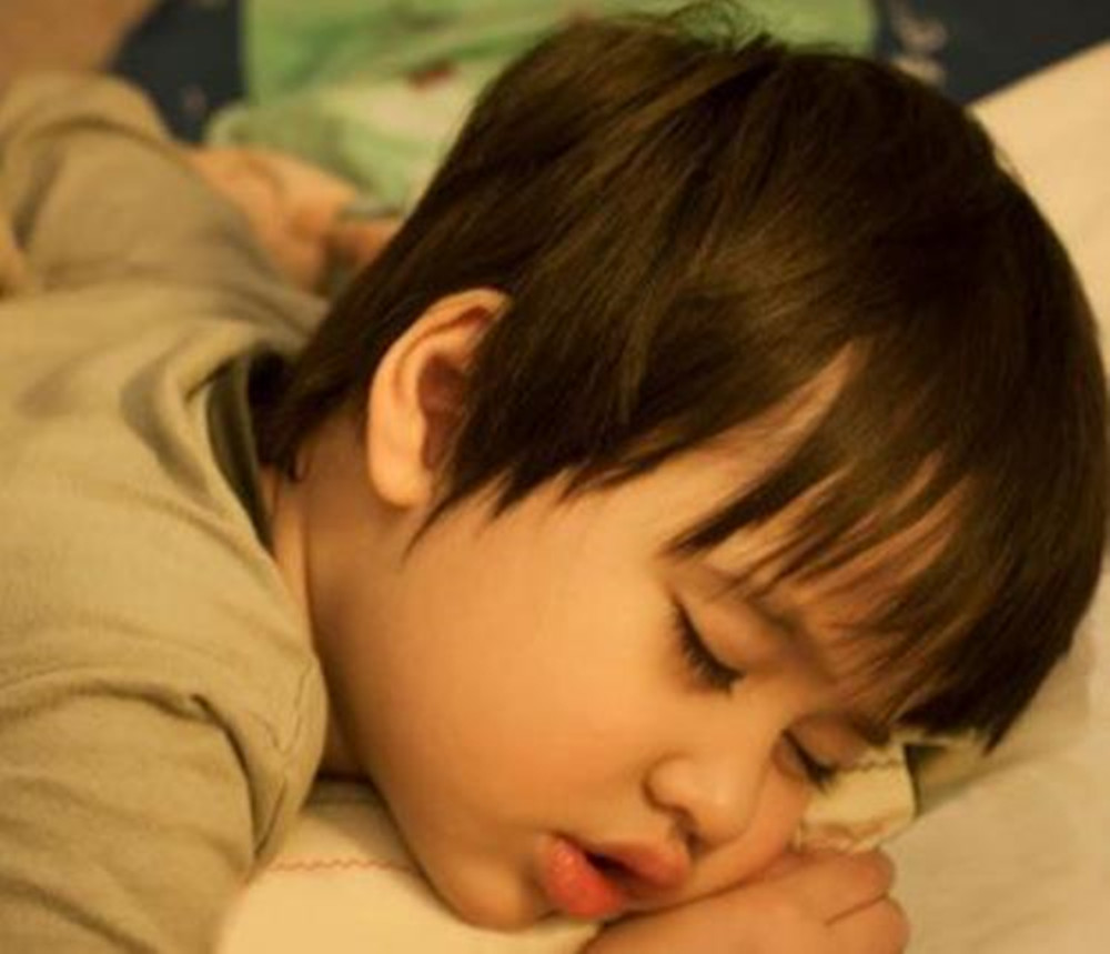 正常状态下,孩子 闭着嘴巴睡觉会更加卫生,不容易进入灰尘,肺部和气管
