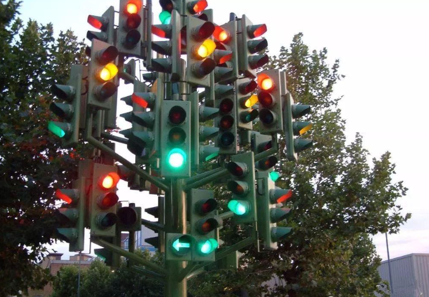 国外新型红绿灯"亮"了!交警表示,国内装上扣分罚款能减少9成