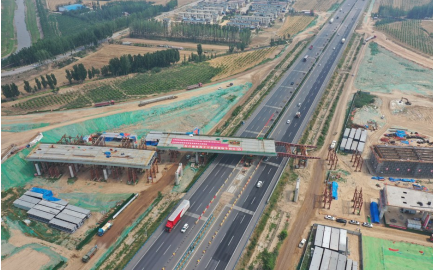 濮卫高速四座钢箱梁横跨京港澳高速