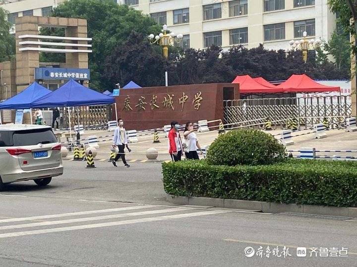 泰安长城中学考点温暖一幕:家长为高考学生爱心加餐