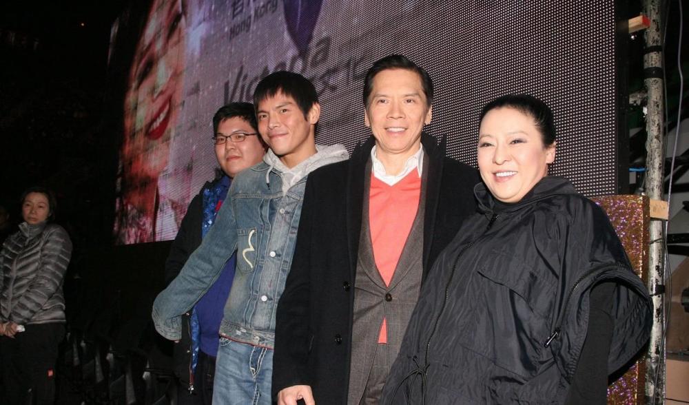 向华强京城往事:白小航死后,大哥闫京迁怒为其出头,演歌台关门