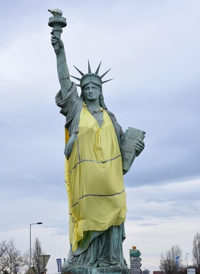 法国又要赠送美国自由女神像关键是美国的民主和自由已经一文不值