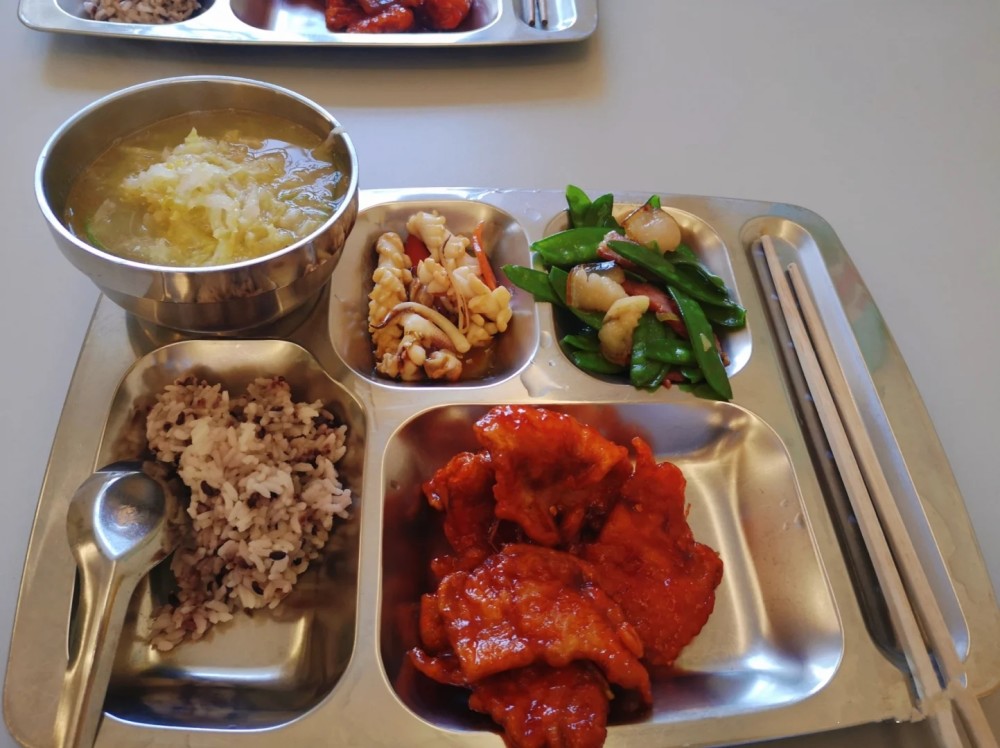 江西公务员晒食堂伙食,5块钱随便吃,还能打包,一般人吃不到
