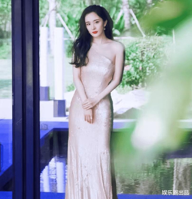 杨幂穿无袖礼服拍大片,室外状态纯如少女,室内状态辣如御姐