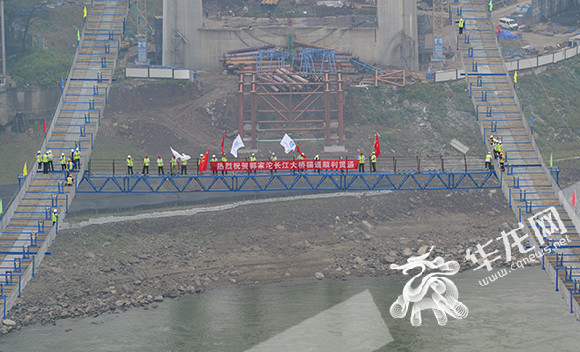 震撼!建筑工人百米高空"走猫步"郭家沱长江大桥预计2022年建成