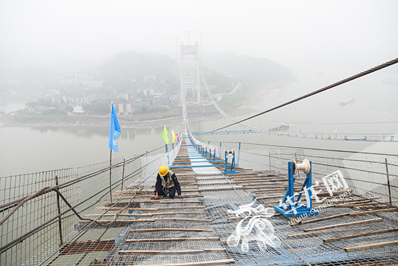 震撼!建筑工人百米高空"走猫步"郭家沱长江大桥预计2022年建成