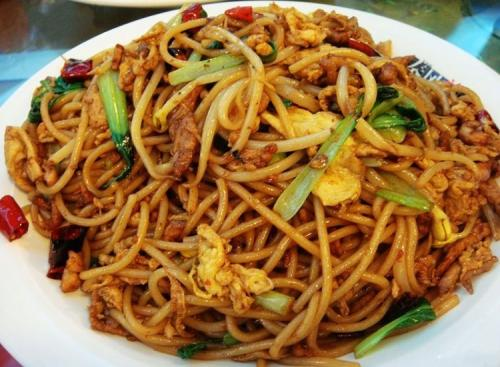 在南昌,炒粉是人们的心头之爱,更是每一个南昌人不管身在何方都念念不