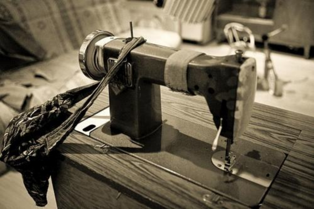 可见,早在几千年前的古代,那时候的人们早已知道用缝纫机来赚钱了.