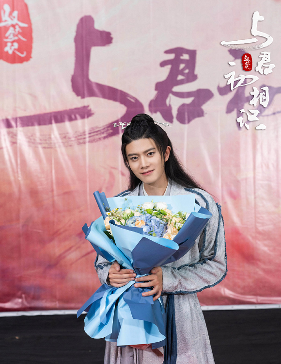 《与君初相识》杀青!迪丽热巴和任嘉伦吻戏曝光,甜蜜程度爆表!
