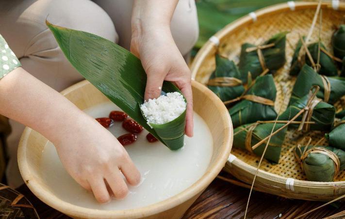 端午节只吃粽子吗?端午节的来历,习俗和饮食,孩子更应该知道