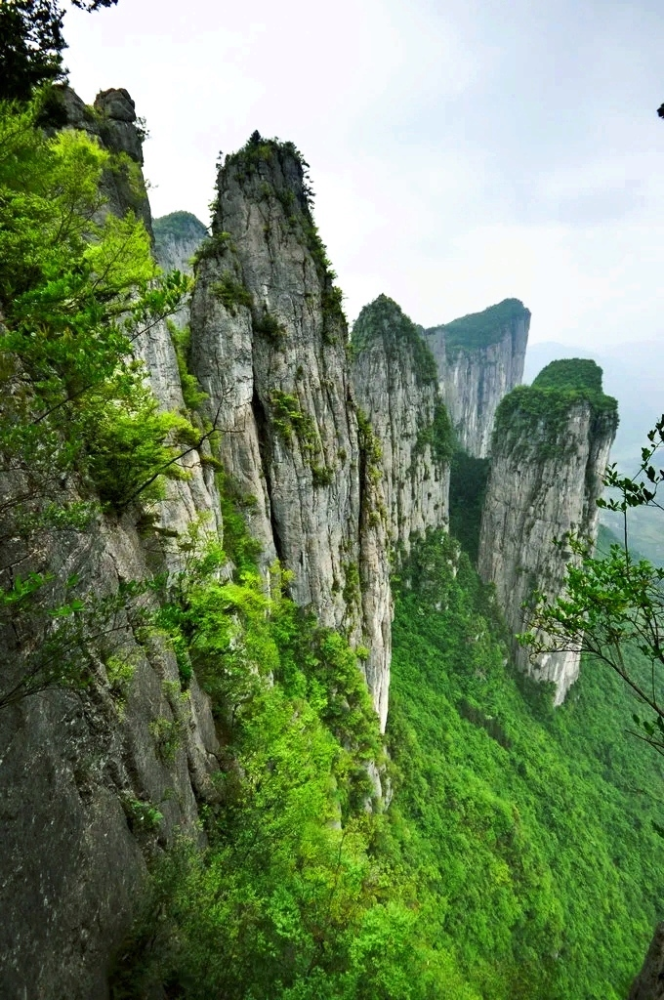 云龙地缝瀑布刷过壮丽的山谷,太阳照射出一道斑斓的彩虹,让世人被称"