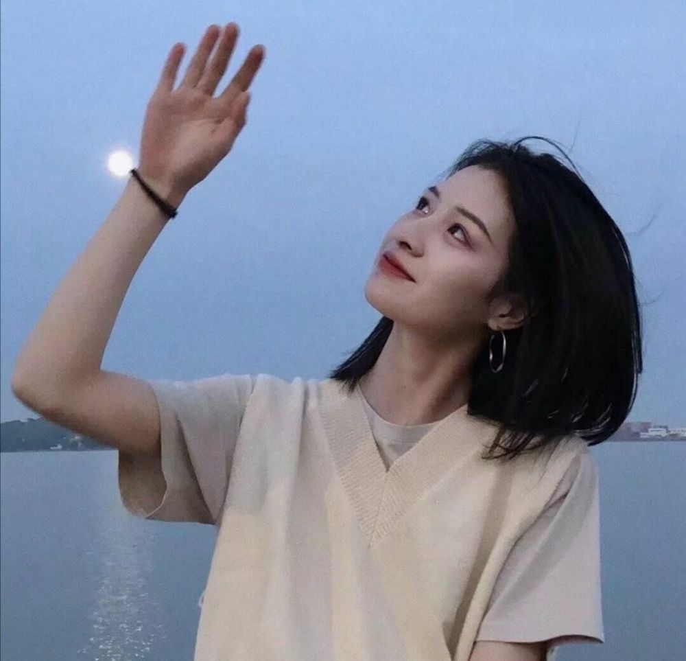 超火白色系女生头像
