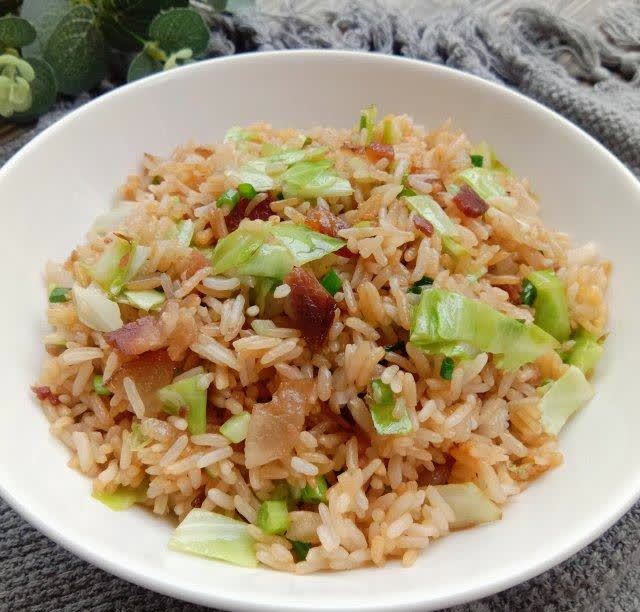 包菜腊肉炒饭,味道咸鲜,做法简单