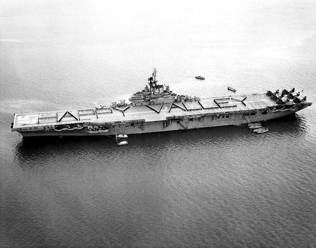 世界名舰,二战美国工业实力的象征,数量巨大的埃塞克斯级航母
