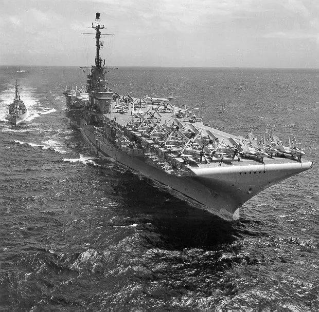 世界名舰,二战美国工业实力的象征,数量巨大的埃塞克斯级航母