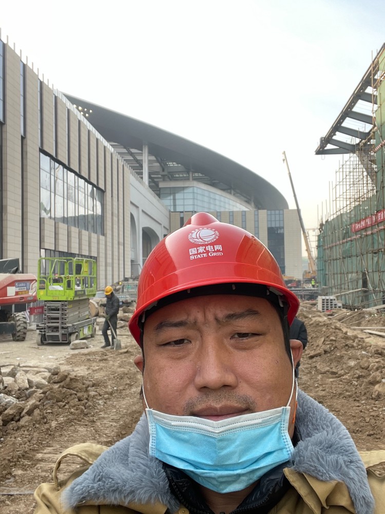 他参与雄安新区300余次重大电力保障任务，实现保障“零差错”；他参与雄安新区多项重点建设项目电力配套工程，运行至今“零故障”；他参与雄安新区启动区52个拆迁村21000多户村民房屋的电力设施拆除和安全管控，实现所有拆迁工作“零事故”；全国劳动模范苏琨雄安市民服务中心、建设展示中心、引黄入淀工程、雄安高铁站……一个个宏伟建筑拔地而起，都留下他奋斗的足迹，而人们却看不到他的身影。他就是苏琨，全国劳动模