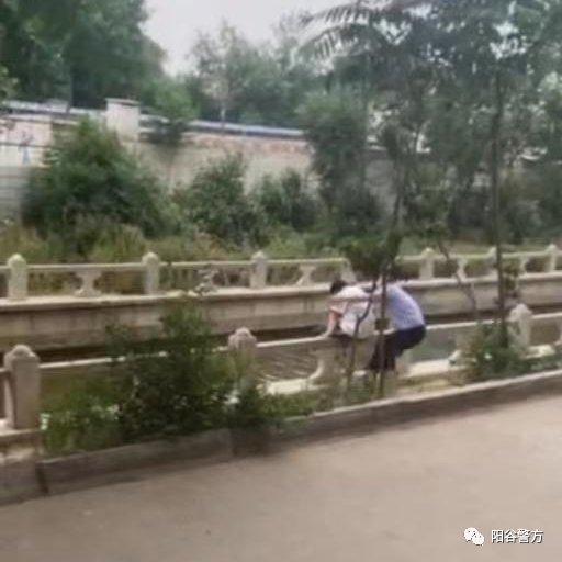 聊城一孩子因压力在中学东临的河边欲跳河!