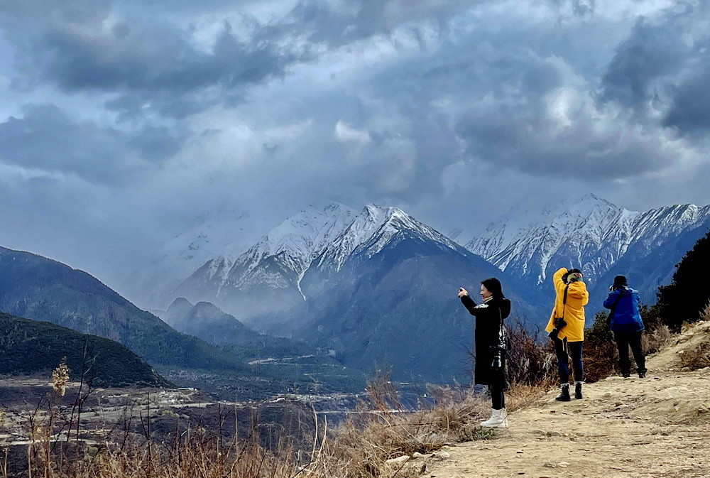 摄影人川藏自驾:索松村守候着雪山,可知有多少女摄影人来拍桃花