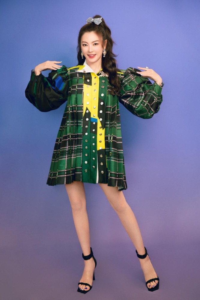 张雨绮原来还有低调一面,穿搭素净大方,可爱泡泡袖尽显少女气质