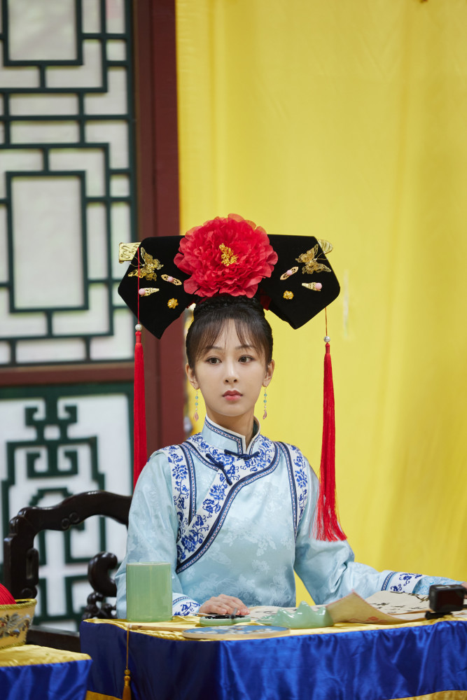 杨紫换上清宫造型,出演"紫薇"格格,与孙红雷,黄子韬饰演的红紫薇,黄