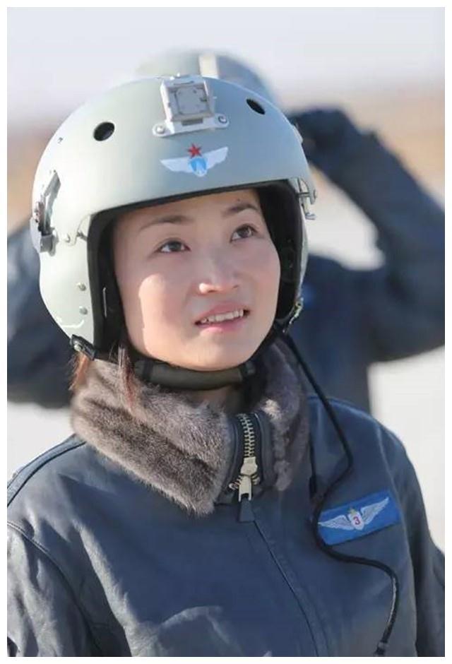 被称为"金孔雀"余旭,中国首位歼10女飞行员,因跳伞